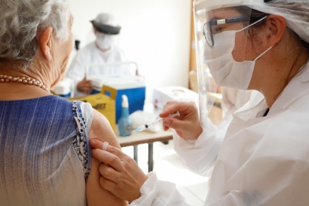 Neste sábado (27) será realizado o mutirão de vacinação de idosos com 84 e 83 anos contra o coronavírus.