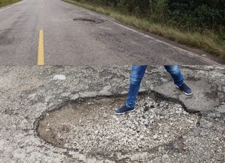 ALERTA:  Buraco gigante na RS 265, próximo ao Boqueirão, traz perigo para quem transita no local