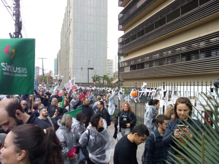 Servidores do judiciário gaúcho continuam em greve