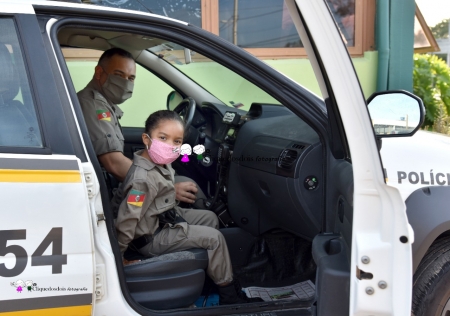 Menina de 4 anos teve pedido de aniversário  realizado: conhecer e usar a farda da Brigada Militar em tapes