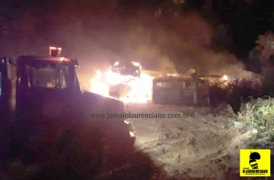 Incêndio em vários veículos no antigo Talismã na madrugada desta terça-feira