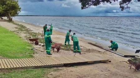 Após os dias chuvosos a equipe de limpeza realiza manutenção das praias