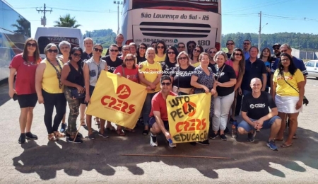 Professores Estaduais lourencianos mobilizados contra o pacote de medidas do governo de Eduardo Leite em Porto Alegre