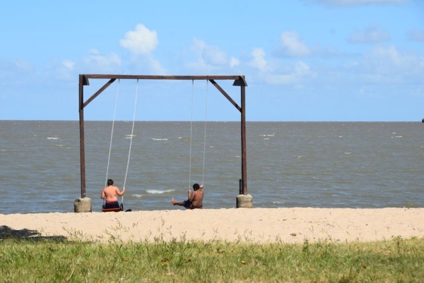 Balanços Aquáticos na praia da Barrinha foram reinstalados nesta semana