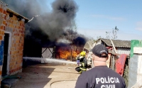 Bombeiros, BM e Polícia Civil atendem ocorrência de Incêndio em vários galpões na Vila Kraft