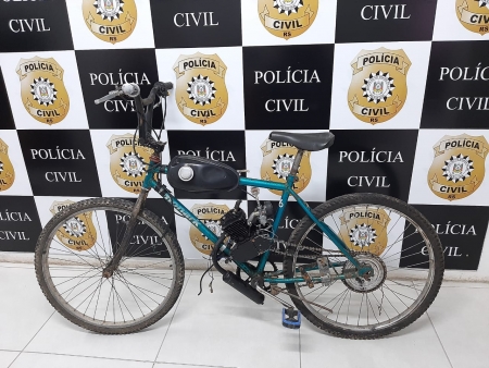 Polícia civil procura proprietário de bicicleta a motor abandonada em via pública