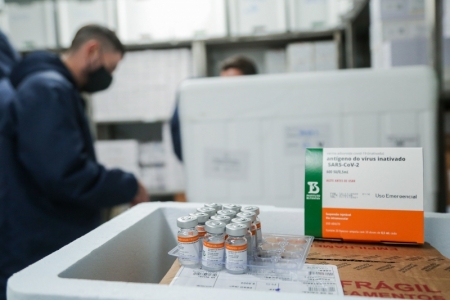 300 mil doses de vacina Covid-19 chegaram ao RS - Distribuição aos municípios ainda está sendo planejada