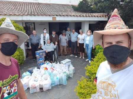 Grupo “Us Bizópa” entregou doações ao Lar dos Velhinhos Santo Antônio