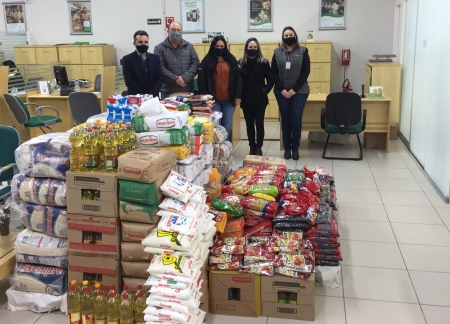 SICREDI realizou entrega de mais de 2 toneladas de alimentos para a Prefeitura Municipal