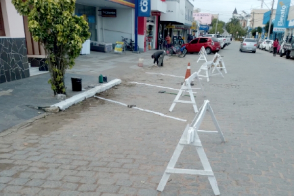 Secretaria de Obras realiza pintura das vagas de estacionamento nas ruas centrais