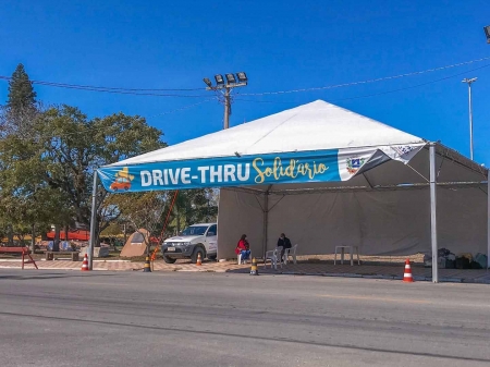 Drive Thru Solidário recebe doações de alimentos e agasalhos também neste domingo