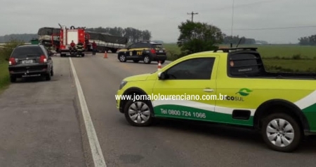Colisão entre caminhões deixa BR 116 bloqueada na Vila Cordeiro, entre Camaquã e Cristal