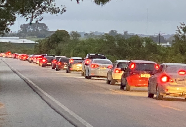 Grande fluxo de veículos movimentou a saída de São Lourenço no feriadão