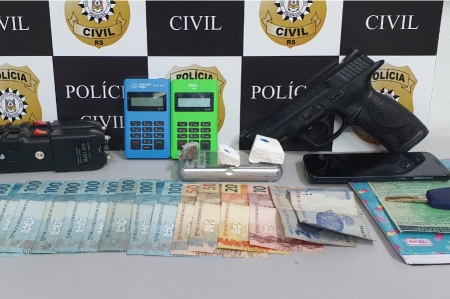Polícia Civil cumpriu mandados de busca e apreensão de um investigado por tráfico de drogas na Barrinha