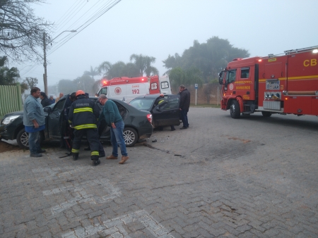Acidente de trânsito no cruzamento das avenidas Marechal Floriano e Isolina Passos