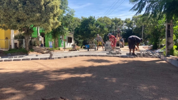 Prefeito visita obras de calçamento do Projeto de Requalificação da Orla