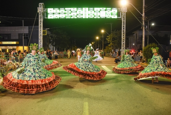 Carnaval de rua reuniu duas Escolas, Carros humorísticos e blocos