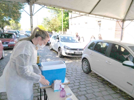 Nesta terça-feira (21) acontece a vacinação de 1ª dose para pessoas com 12 anos ou mais