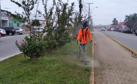 Secretaria de Obras realiza roçada e limpeza na Avenida Nonô Centeno