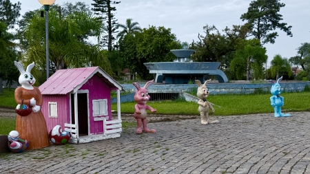 Decoração de Páscoa foi feito instalada na Praça Central
