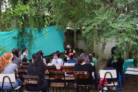 FEIRA DO LIVRO: Coordenadoria de Cultura promove Contação de Histórias no pátio da Biblioteca Pública Municipal