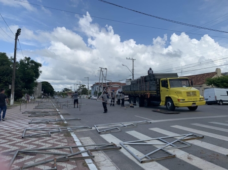 Estruturas do Carnaval de rua estão sendo montadas nesta quarta-feira