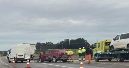 Colisão traseira seguida de engavetamento próximo ao viaduto no trevo de são Lourenço