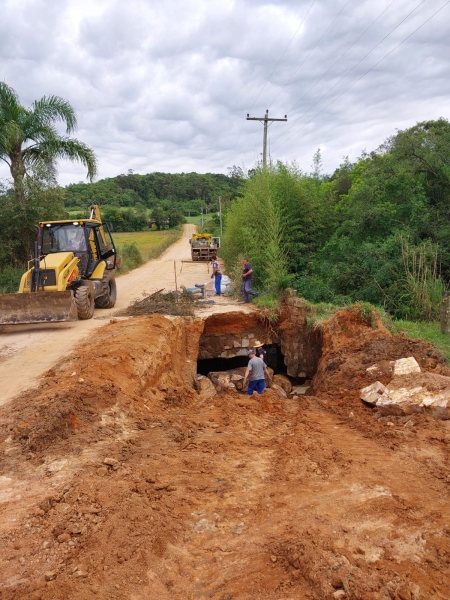Prefeitura realiza manutenção em ponte no interior do município