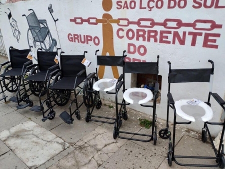 Grupo Corrente do Bem recebeu doação de cadeiras de rodas e banho