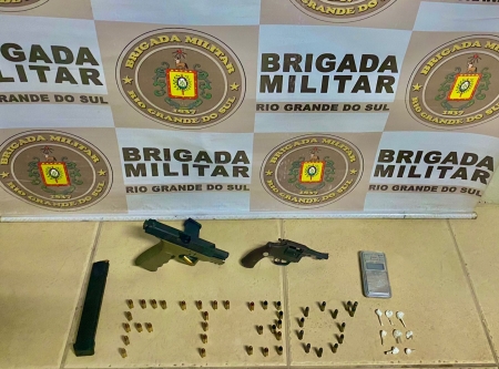 Brigada Militar de Camaquã prende homem por porte ilegal de armas e tráfico de drogas