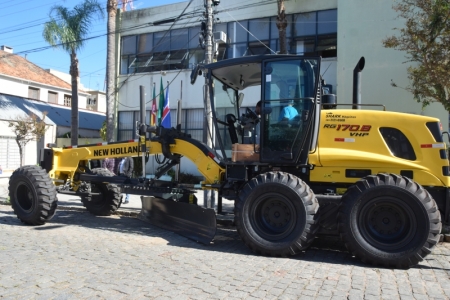Prefeitura adquire nova patrola para a Secretaria Municipal de Obras e Urbanismo