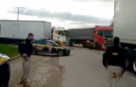 PRF libera caminhões retidos na paralisação no trevo de Camaquã