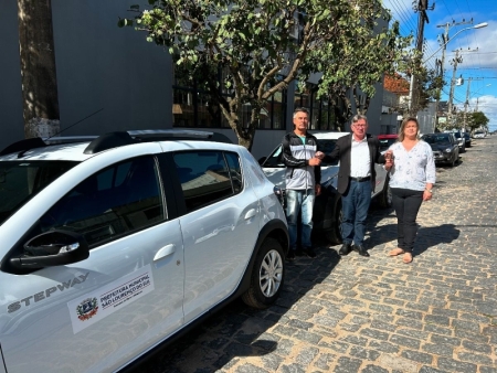 Prefeito entrega dois veículos para a Secretaria de Obras e Urbanismo