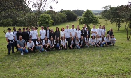 Equipe da FURG-SLS apresenta universidade a alunos do Projeto Crescer Legal, no interior do município