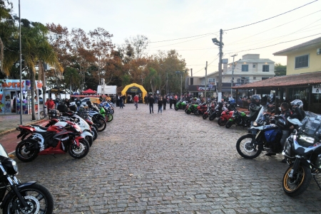 Moto Lagoa já reúne muitas motos no Largo Laura Abreu