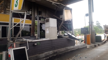 Caminhão atingiu Cabine de pedagio deixando funcionária ferida em Canguçu