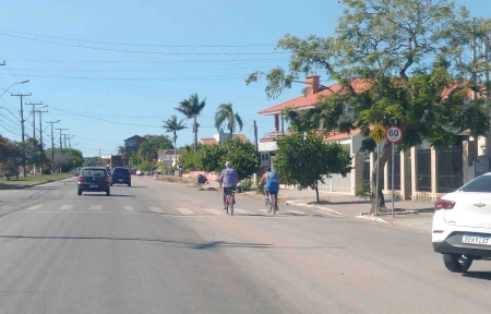 Leitores reclamam de bicicletas fora da ciclovia na Avenida Nonô Centeno