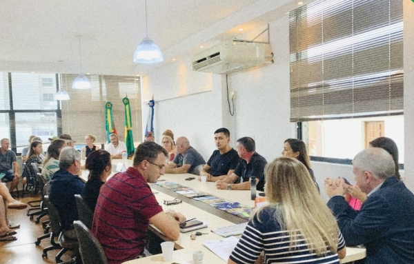 Prefeito Zelmute Marten e a vice-Fernanda Bork receberam vereadores e representantes das empresas de transporte escolar que atuam no município