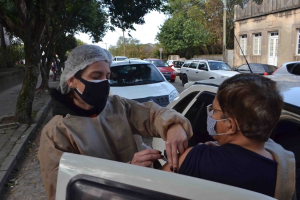 Nesta sexta-feira (3) tem vacinação para quem fez a 1º dose no dia 05/11