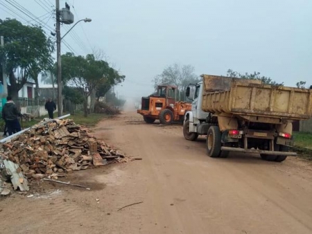 A SMOU trabalha em limpeza e patrolamento de vias nos bairros Lomba e Centro