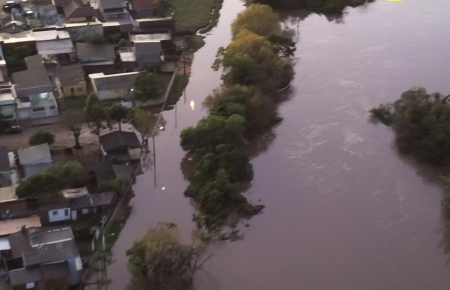 Arroio São Lourenço saiu do leito na madrugada de sexta para sábado invadindo algumas residências 