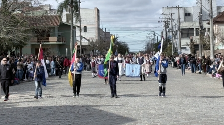 Semana da Pátria: Desfile cívico aconteceu neste domingo na Praça central