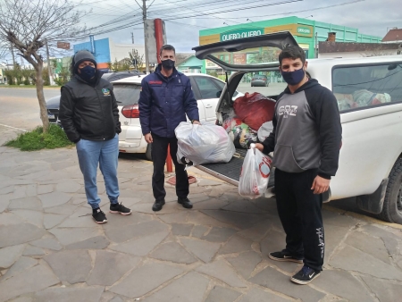 Corpo de Bombeiros de SLS entregou quase 500 peças de agasalhos para a Defesa Civil