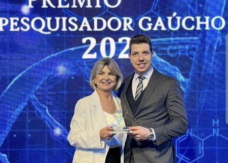 Mara Saalfeld recebeu prêmio pelo seu trabalho de pesquisa há 25 anos com Colostro Bovino