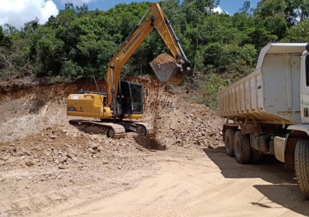 Prefeitura realiza trabalho de encascalhamento em Campos Quevedos e Santa Augusta