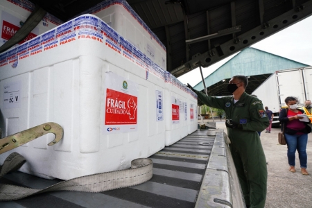 RS recebe 53,4 mil novas doses da CORONAVAC na manhã desta segunda, 25