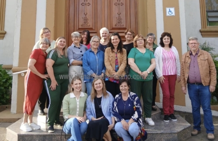 Projeto Tecendo na Praça realizou chá beneficente no último domingo