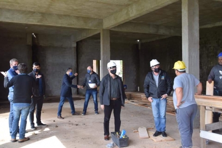 Reiniciou a obra de construção do Centro de Convenções