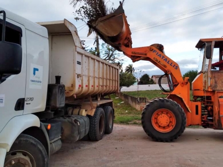 Secretaria de Obras realiza a coleta de entulhos nos bairros Lomba, Medianeira e Barrinha