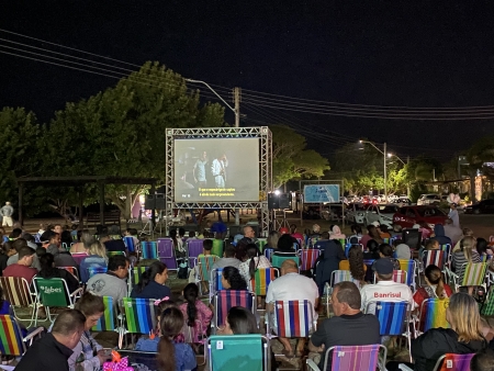 Cinema na praia da Barrinha iniciou nesta sexta-feira